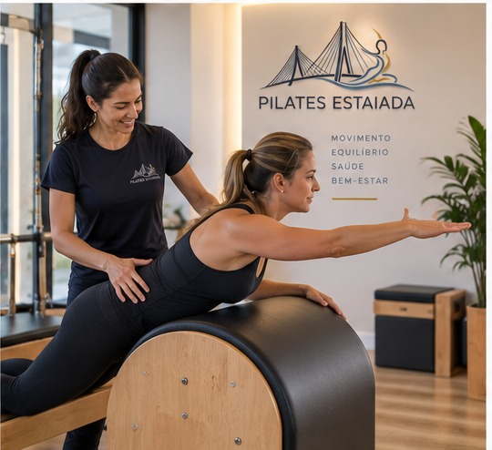 Mulher praticando Pilates com orientação profissional e foco em mobilidade